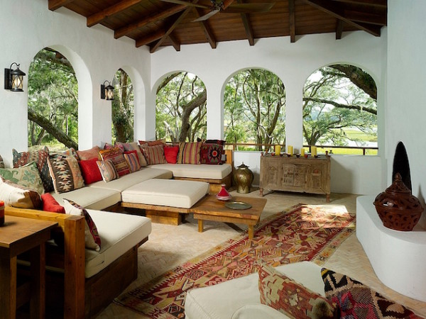 Arched-windows-drive-home-the-Moroccan-style-with-a-Middle-eastern-touch